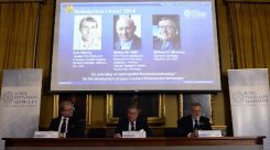 Les photos des lauréats du prix Nobel de chimie - les Américains Eric Betzig (g) et William Moerner (d) et l'Allemand, Stefan Hell (c) - sont projetées sur un écran lors de l'annonce du prix, le 8 octobre 2014 à Stockholm