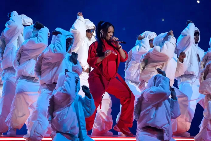 Enceinte de son deuxième enfant, Rihanna signe un show grandiose lors de la mi-temps du Super Bowl