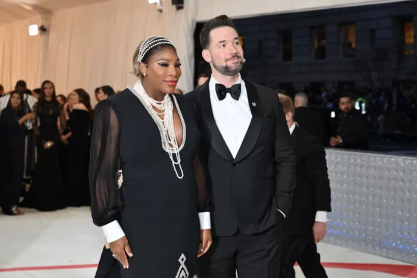 Serena Williams apparaît enceinte de son second enfant sur le tapis rouge du gala du Met