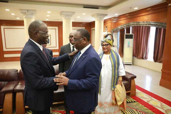 Poignée de main entre Macky Sall et Khallifa Sall, lors de l'ouverture du Forum mondial sur l'économie sociale et solidaire