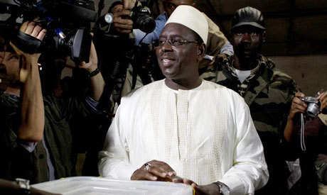 Macky SALL offre un million pour une paire de « Dallu Nguaay* » (chaussures de Ngaye)