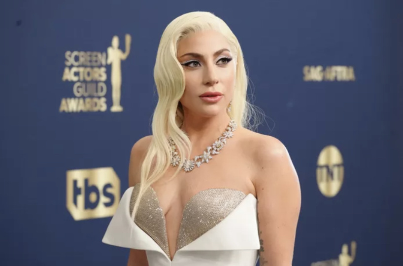 Lady Gaga s’attire les critiques après sa promotion d'un médicament contre les migraines