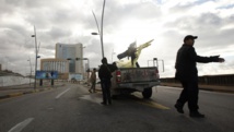 Un véhicule des forces de sécurité à proximité de l'hôtel Corinthia, à Tripoli, le 27 janvier 2015. REUTERS/Ismail Zitouny