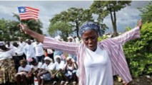 Une femme prie pour la fin de l'épidémie d 'Ebola