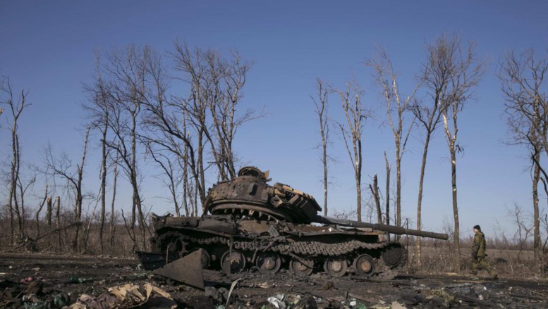 Char ukrainien détruit non loin de Debaltseve, le 22 février 2015. REUTERS/Baz Ratner