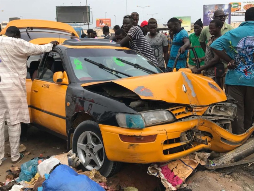 Trois morts dans une collision entre un  bus Tata, un Taxi et un tricycle sur la VDN