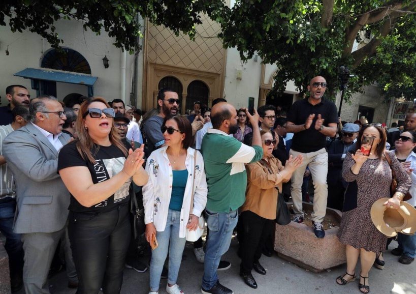 Tunisie: deux chroniqueurs condamnés à un an de prison pour des critiques du pouvoir