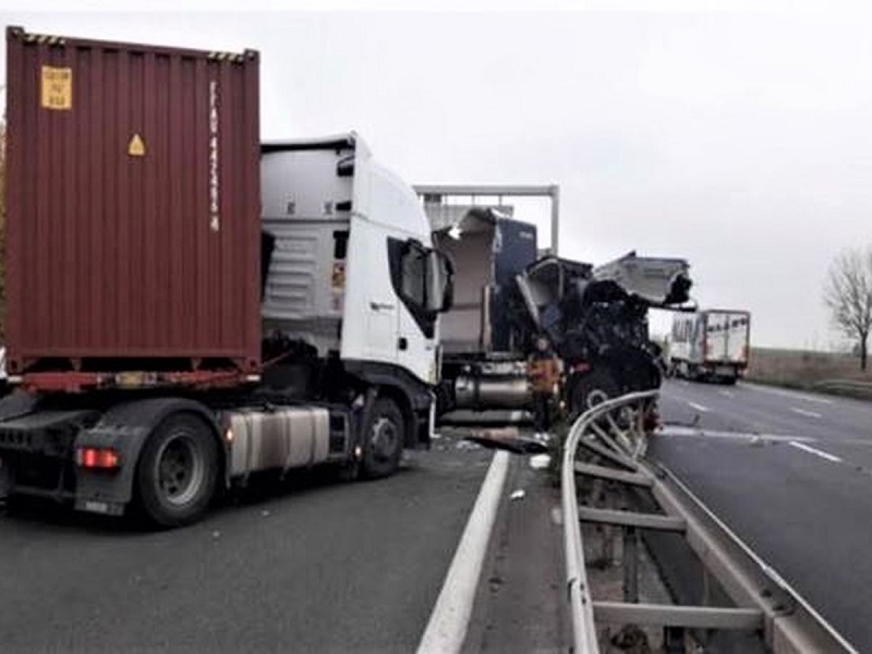 Collision entre deux (02) camions sur l'autoroute Diamniadio-Rufisque : l'un des chauffeurs coincé