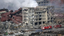 Immeubles éventrés, toits effondrés : le quartier du port de Tianjin a souffert des deux explosions de la nuit. REUTERS/Damir Sagolj