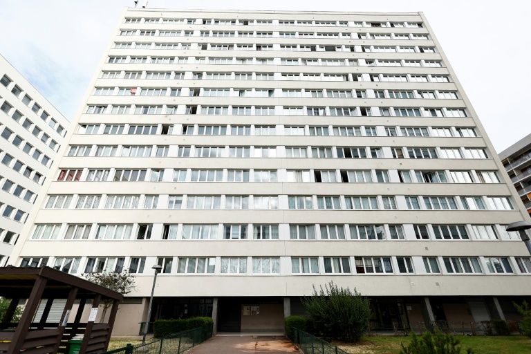 Paris : un homme défenestre ses deux enfants et se suicide