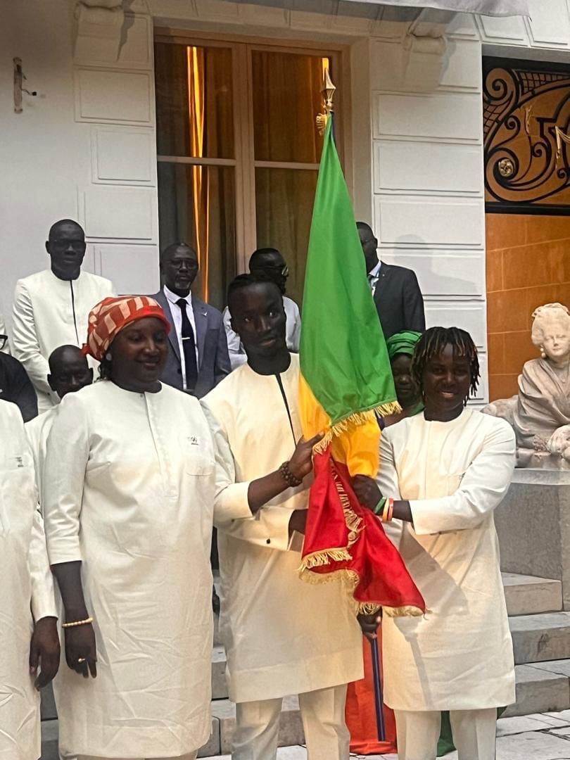 JO Paris 2024 : La ministre des Sports a remis le drapeau national aux deux porte-drapeaux du Sénégal