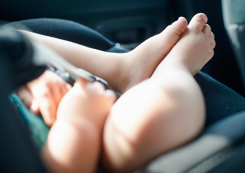 Un bébé de 9 mois, oublié dans une voiture en plein soleil, perd la vie en France