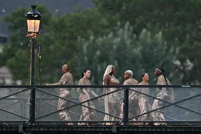 “Le pont d’Aya”: le pont des Arts pris d’assaut par les fans de la chanteuse depuis la cérémonie d'ouverture des JO