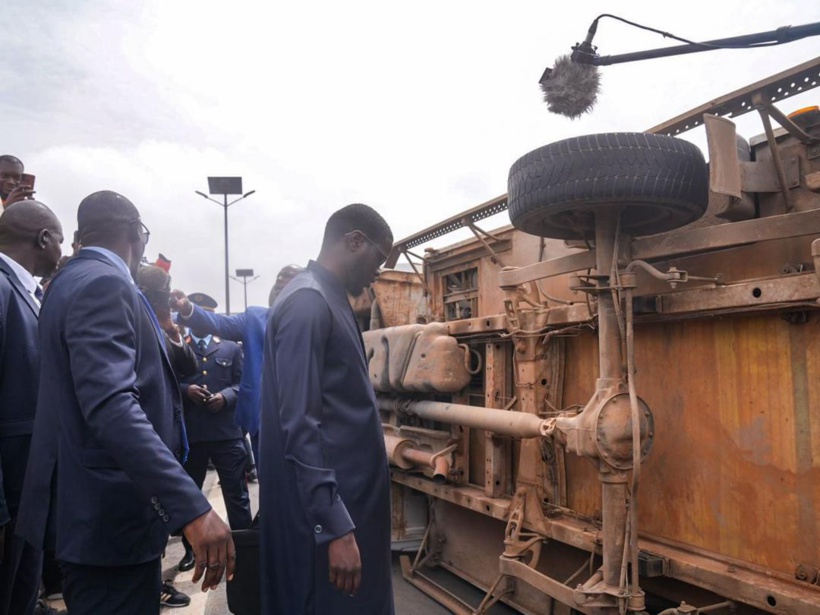 Accident sur l'autoroute : le Président Bassirou Diomaye Faye s'arrête pour s'enquérir de la situation à Mbao