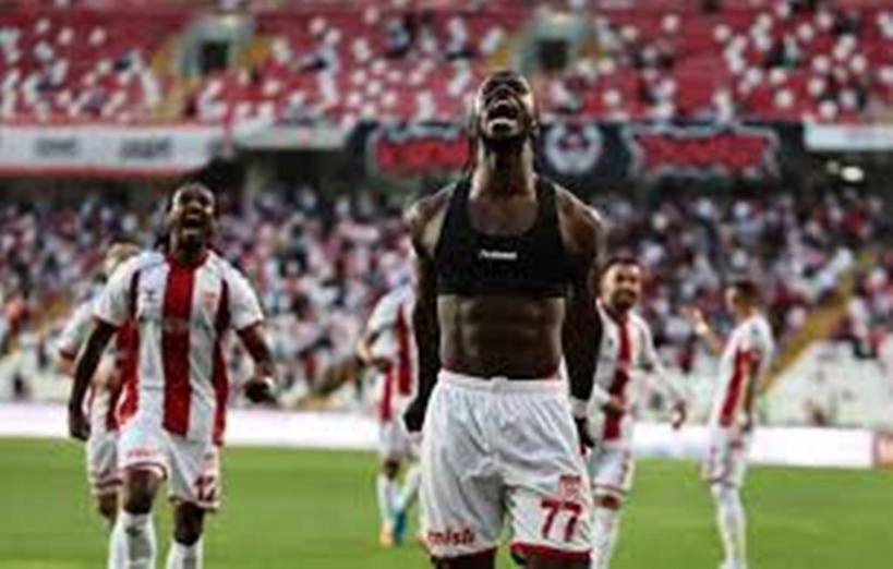 Sivasspor : Le carton rouge de Keïta Baldé contre Gaziantep, « peut-être qu’il voulait montrer ses abdos » selon son entraîneur