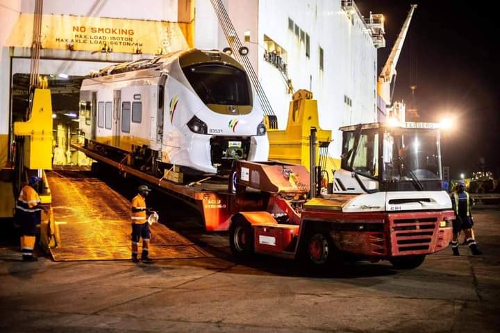 Le Port Autonome de Dakar a réceptionné la première rame de la phase II du Train Express Régional (TER)