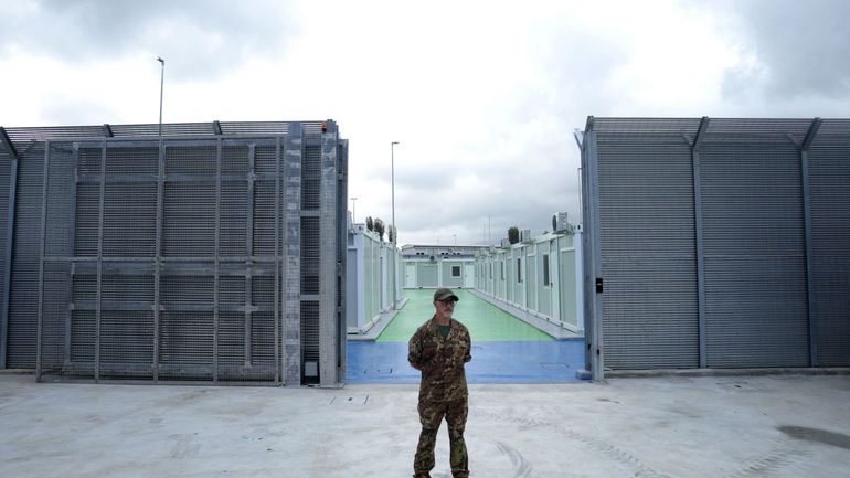 Accord migratoire entre Italie et Albanie : le bateau avec les premiers migrants est arrivé en Albanie