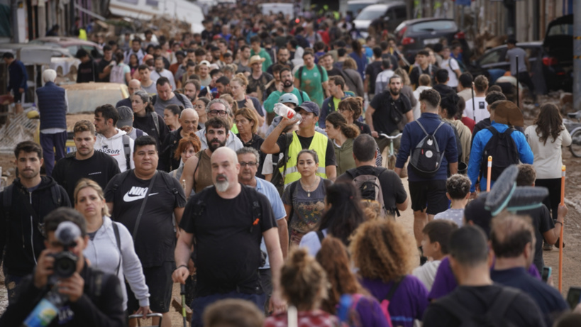 Inondations en Espagne: la solidarité s'organise pour approvisionner et nettoyer