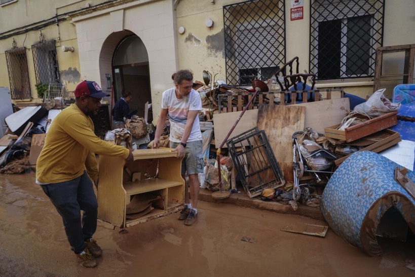 Inondations en Espagne: la solidarité s'organise pour approvisionner et nettoyer