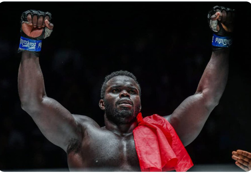 Le Président Diomaye félicite Reug Reug, premier champion du monde de MMA poids lourds pour le Sénégal