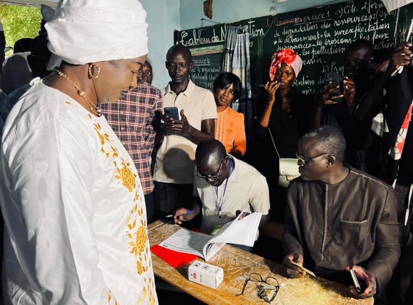 Mimi Touré après son vote : "j’invite tous les électeurs à venir accomplir leurs devoirs citoyens"