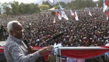 Edward Lowassa, ex-Premier ministre et candidat du parti de l'opposition Chadema (c) lors d'un meeting de campagne à Kilosa, dans la région de Morogoro, le 23 octobre 2015. Il est l'un des favoris de la présidentielle. REUTERS/Stringer