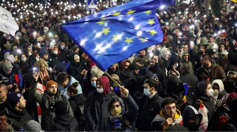 En Géorgie, les manifestants pro-UE se heurtent de nouveau à la police anti-émeute