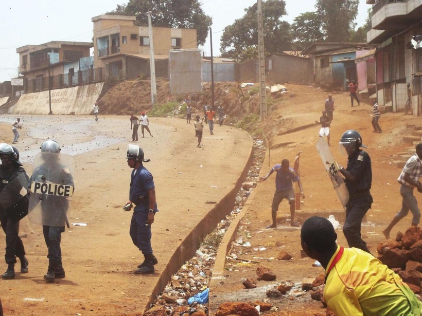 Guinée : des heurts entre supporters lors d'un match de football font "des dizaines de morts"