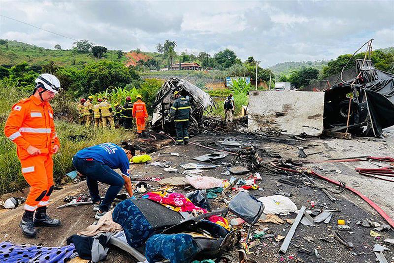 Brésil: le bilan d'un accident de car au Minas Gerais passe à 41 morts