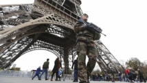 Un militaire français en patrouille devant la Tour Eiffel, le 14 novembre 2015. REUTERS/Yves Herman