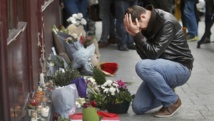 Hommage de Parisiens aux victimes des attentats. REUTERS/Christian Hartman