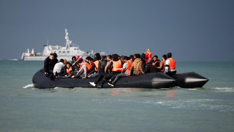 Royaume-Uni: le gouvernement annonce un plan de sanctions financières contre les passeurs de migrants