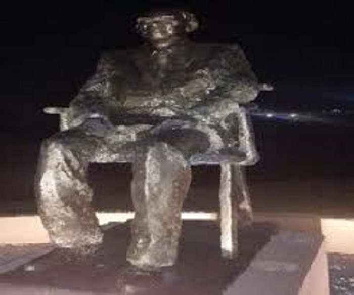 La statue de Senghor vandalisée : le poète Amadou Lamine Sall est dans tous ses états