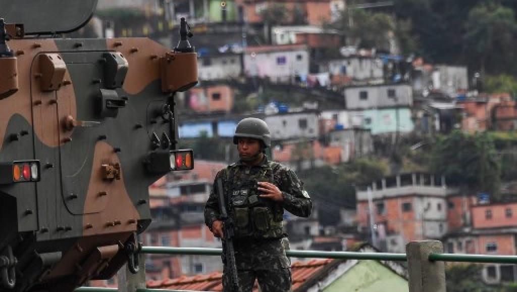 Brésil: vaste opération contre des bandes armées dans les favelas de Rio