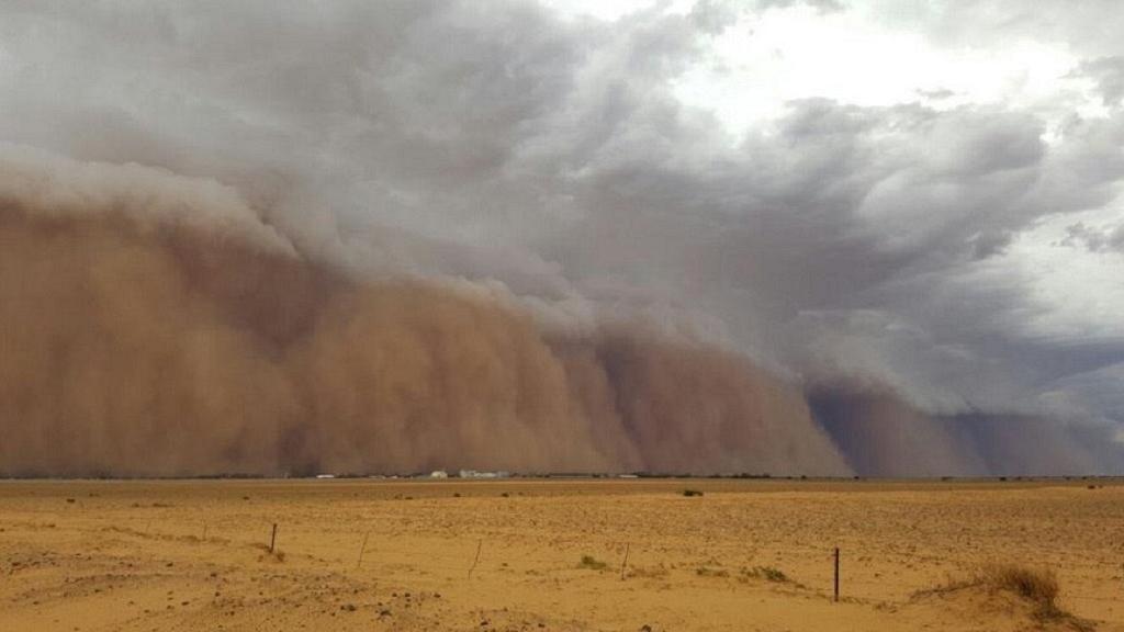 Tormenta de arena слушать. Смерч в пустыне. Торнадо в пустыне. Песчаный Вихрь. Песчаный смерч.