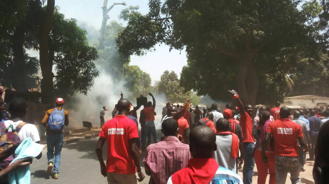 Ca ne se calme pas à Ziguinchor : les étudiants brûlent un bus du rectorat et...