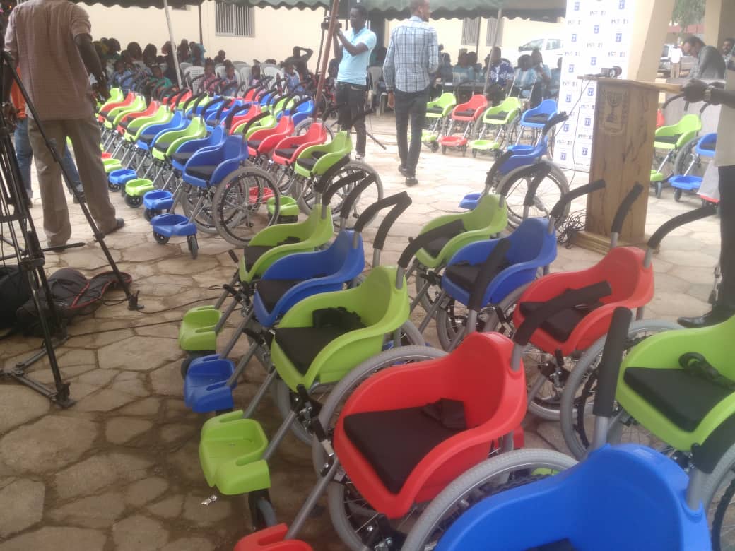  L’ambassade d’Israël fait un don de 48 chaises roulantes au Centre Talibou Dabo.