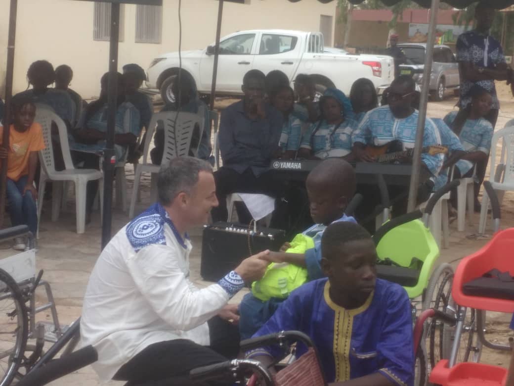  L’ambassade d’Israël fait un don de 48 chaises roulantes au Centre Talibou Dabo.