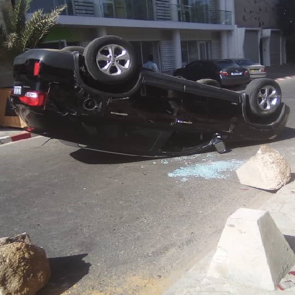 Accident spectaculaire : un 4x4 effectue des tonneaux devant la Piscine olympique