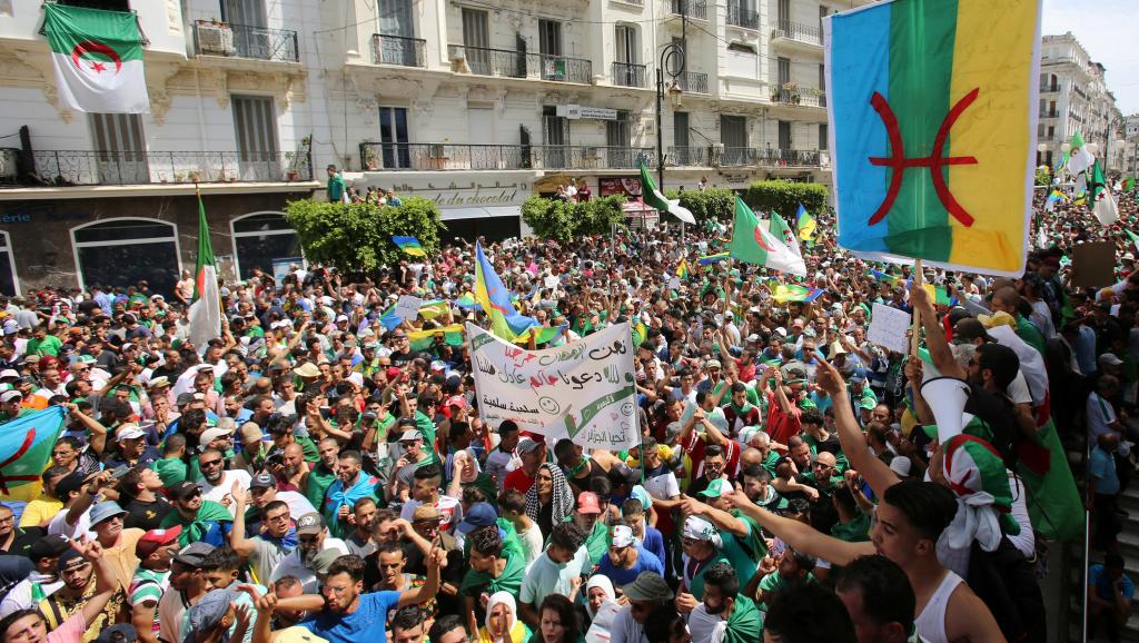 Algérie: des peines de prison pour avoir brandi le drapeau berbère