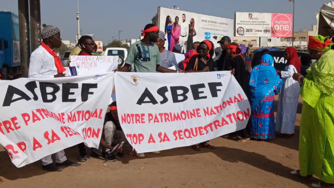 Les Jeunes de l’ASBEF ont marché ce vendredi pour exiger le départ de la Directrice Myriam Mingou