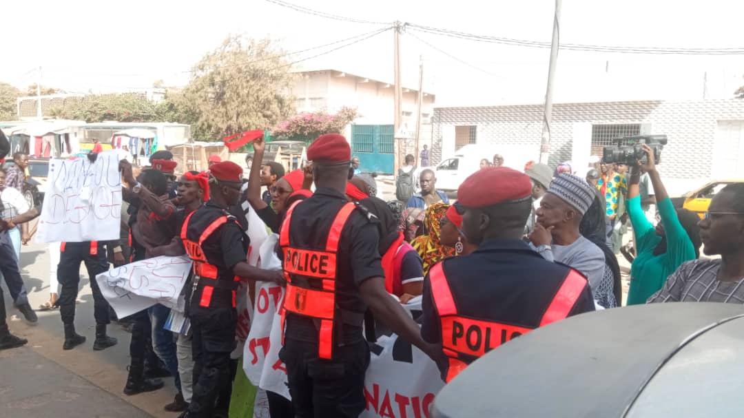 Les Jeunes de l’ASBEF ont marché ce vendredi pour exiger le départ de la Directrice Myriam Mingou