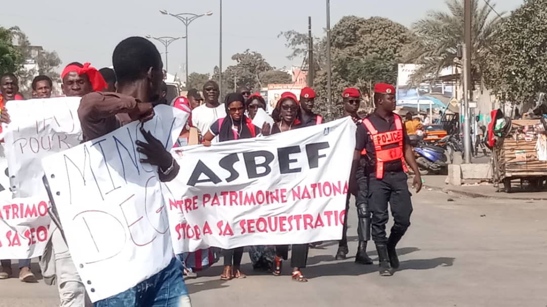 Les Jeunes de l’ASBEF ont marché ce vendredi pour exiger le départ de la Directrice Myriam Mingou