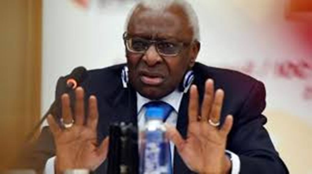 L'ironie de Lamine Diack à la barre: "La rue où j’ai grandi était à mi-chemin entre la prison et le stade. Tout petit, j’ai choisi le stade"