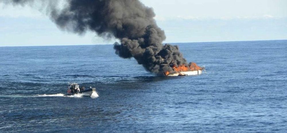 Trafic de drogue: Cernés par la Marine nationale, des trafiquants mettent le feu à leur navire 