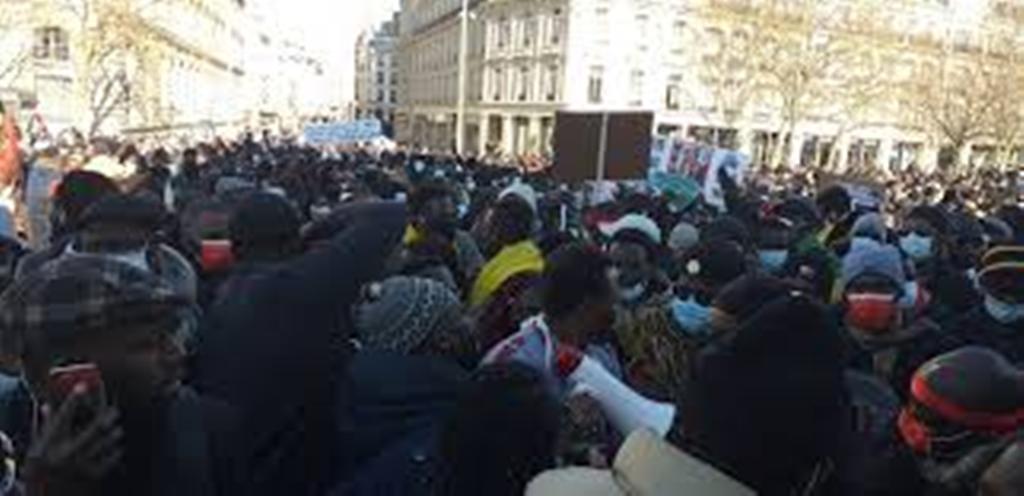 ​France : des Sénégalais à la place de la République à Paris pour réclamer la libération de Sonko