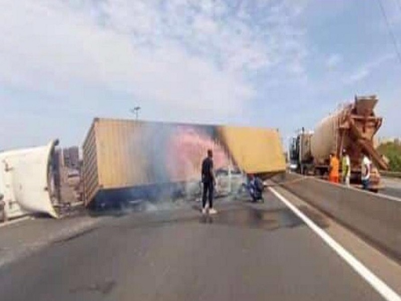 Violent accident sur l'Autoroute à Péage : un camion écrase un véhicule particulier et prend feu