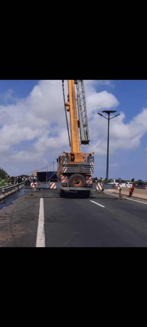 Autoroute de l’Avenir: un camion s’est renversé à hauteur de la foret classée de Mbao (Photo +vidéo)