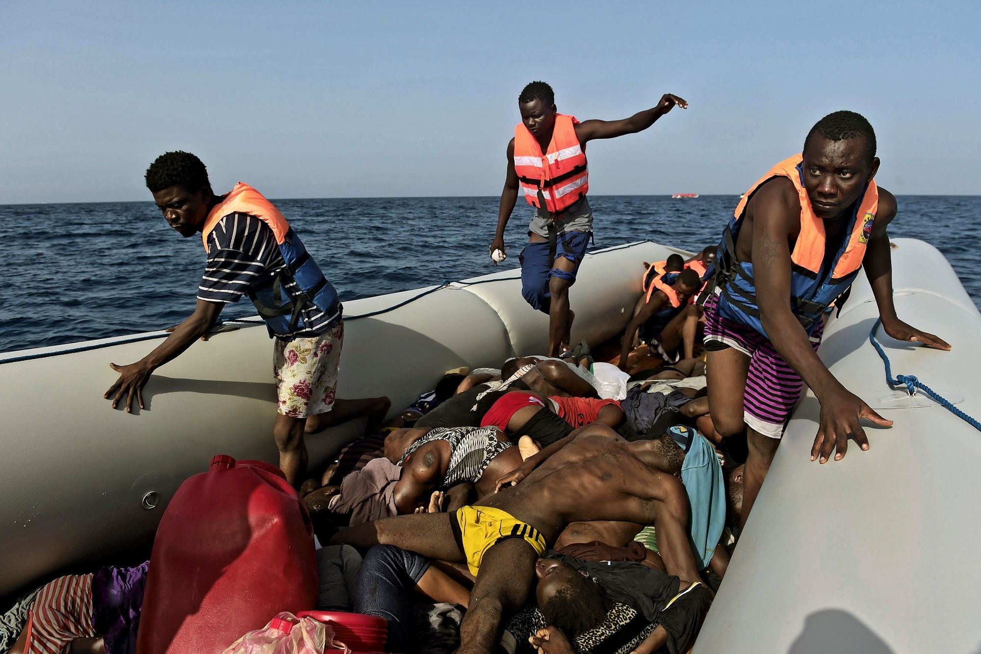 Grande Canarie: 44 rescapés et un mort retrouvés dans un bateau