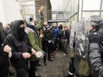 Une manifestation contre les effets de la crise financière en Islande, le 20 janvier 2009 à Reykjavik. (Photo: AFP)